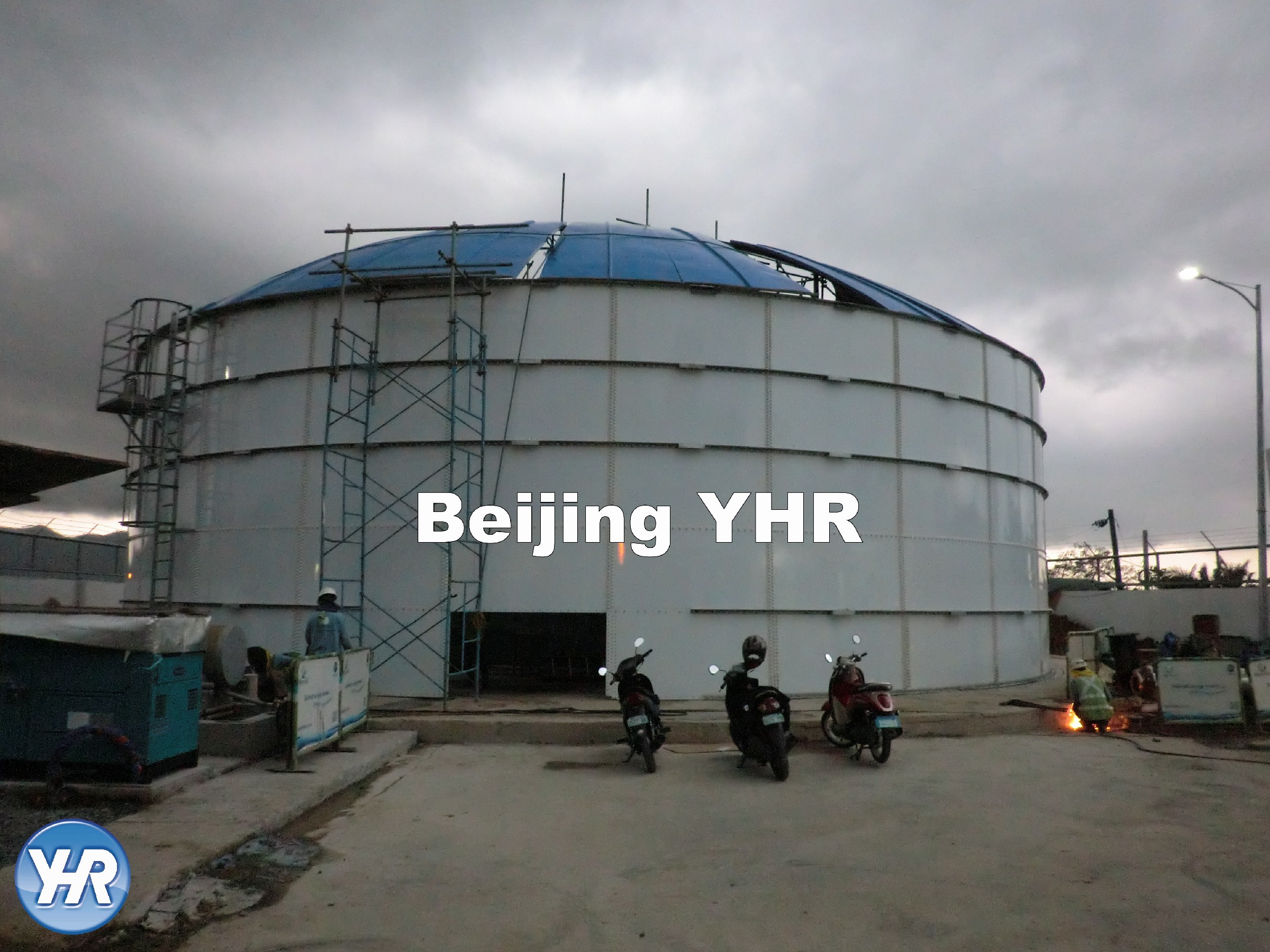  White Liquid Storage Tanks 2.4m X 1.2m Panel Corrosion Resistance Manufactures