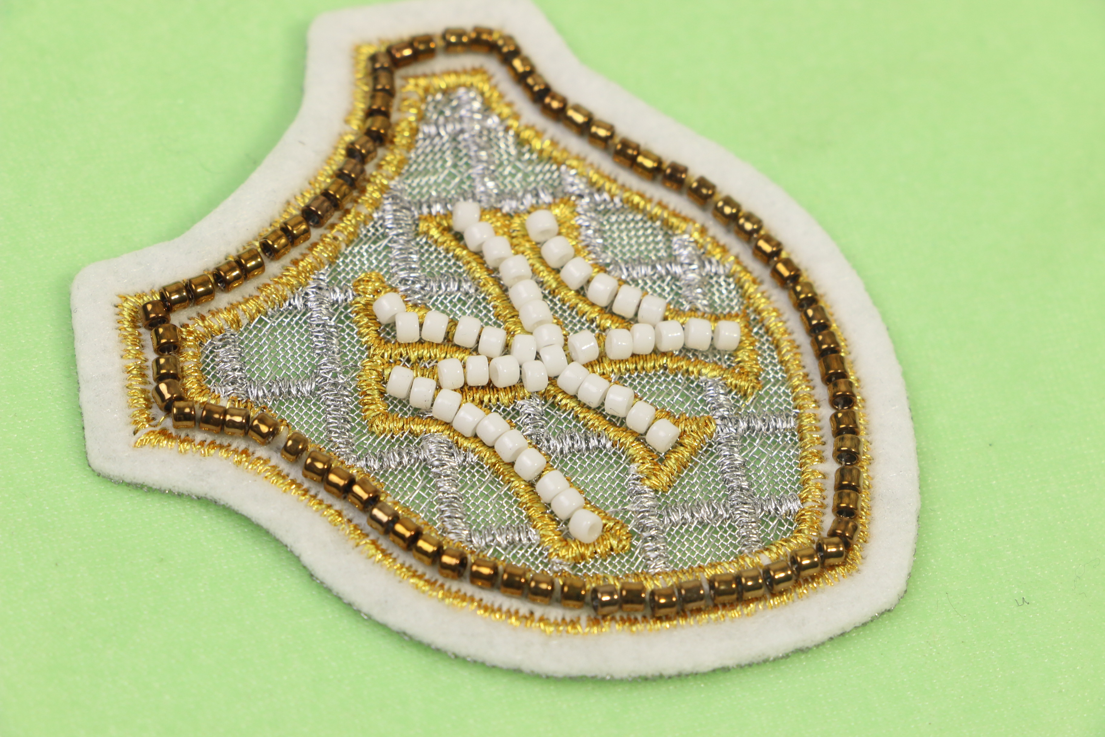 Stylish Silver Gold Metallic Embroidery Badge With White Felt Ground Beads Around For Caps Shoes Manufactures
