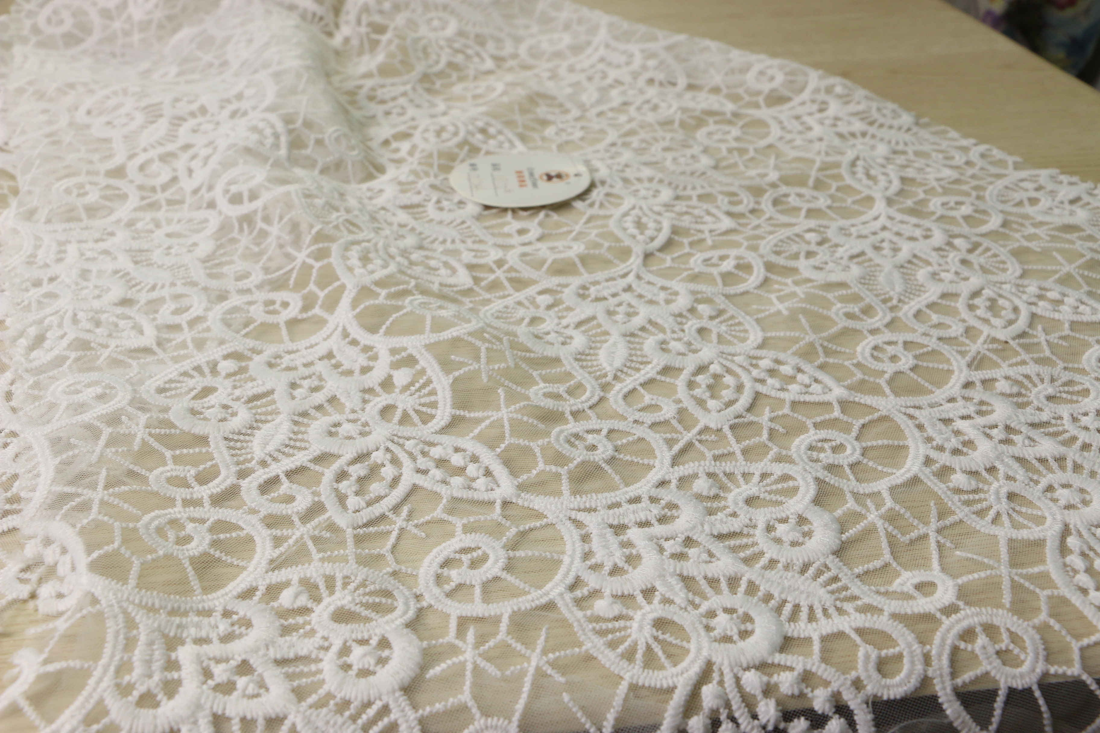  Scalloped White Guipure Lace Fabric Watersoluble Polyester Material Manufactures