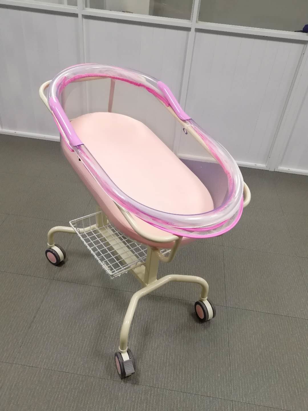  Approved Pediatric Hospital Baby Crib With Basket , Mattress ＆ Sleeping Basin Manufactures