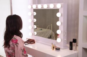China 12pcs Led BULB Hollywood Vanity Mirror With Lights 500x700mm , Led Magnifying Makeup Mirror on sale