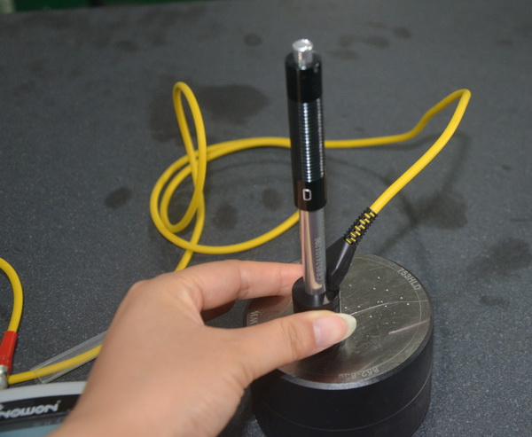 Digital Leeb Portable Hardness Tester with LCD Color Display for Die Molds and Heavy Specimens