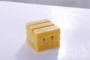 China 100% Organic Pure Beeswax Block 28g Handmade Yellow Food Cosmetic Grade Beeswax Bar on sale