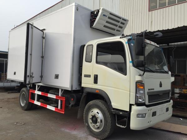 Quality FRP Insulation Panels Refrigerator Box Truck 4x2 Driving , Sinotruk Howo Truck for sale