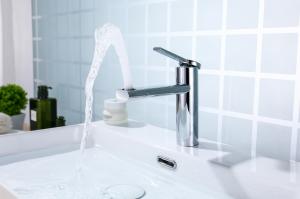 China Polish Chrome Single Hole Bathroom Faucet With Pop Up Drain on sale