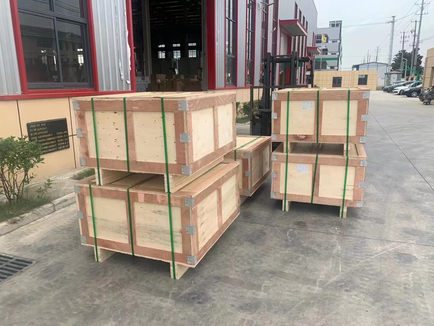 Full Automatic Stretch Aluminium Foil Rewinding Machine with Wood Packaging Material