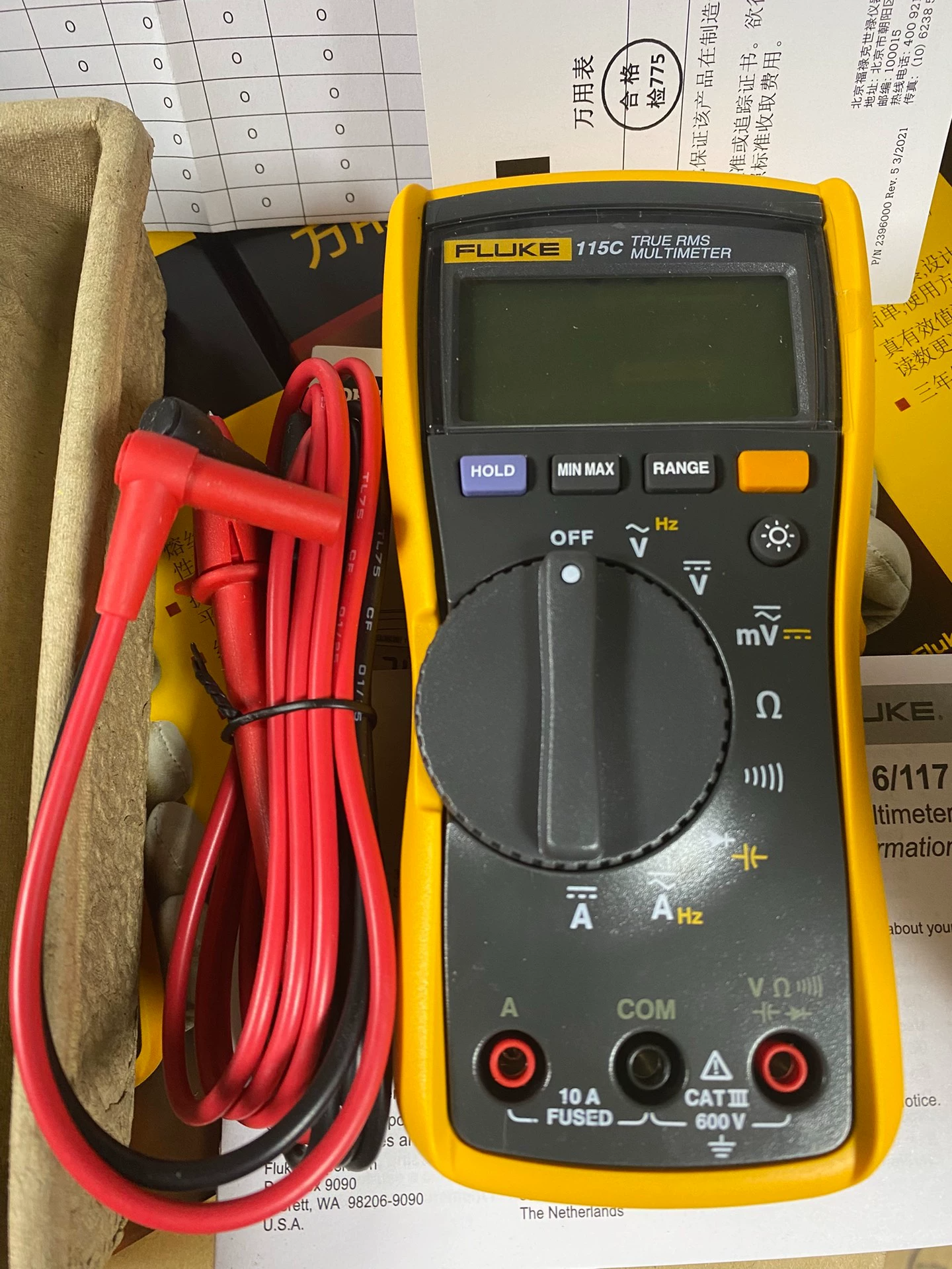 Fluke 115/115C True-RMS Digital Multimeter 600V 10A 6000 Count Backlit LCD CAT III 600V 9V Battery.