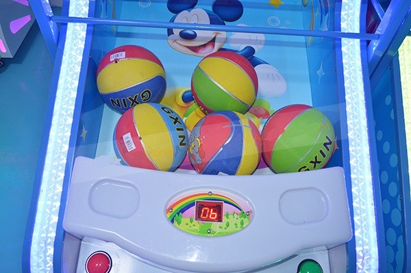 Mini Basketball Passing Machine , Game Centre Automatic Basketball Shooting Machine