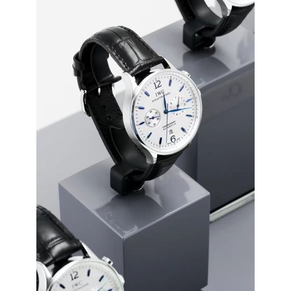 High End Creative Grey Luxury Watch Display Plastic Metal Watch Holder Stand