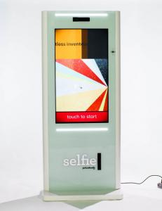  43 Inch Infrared Touch Screen Information Kiosk Camera Photo Booth With Kinect Manufactures